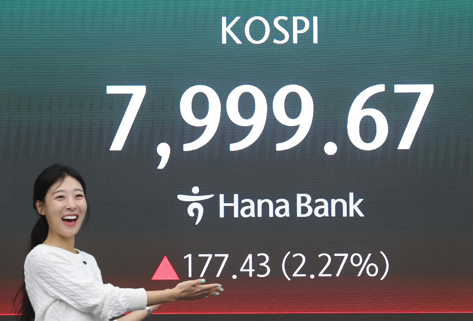 كوسبي يهبط أكثر من 3% بعد تجاوز 7900 مع بيع أجانب بنحو 3 تريليونات وون