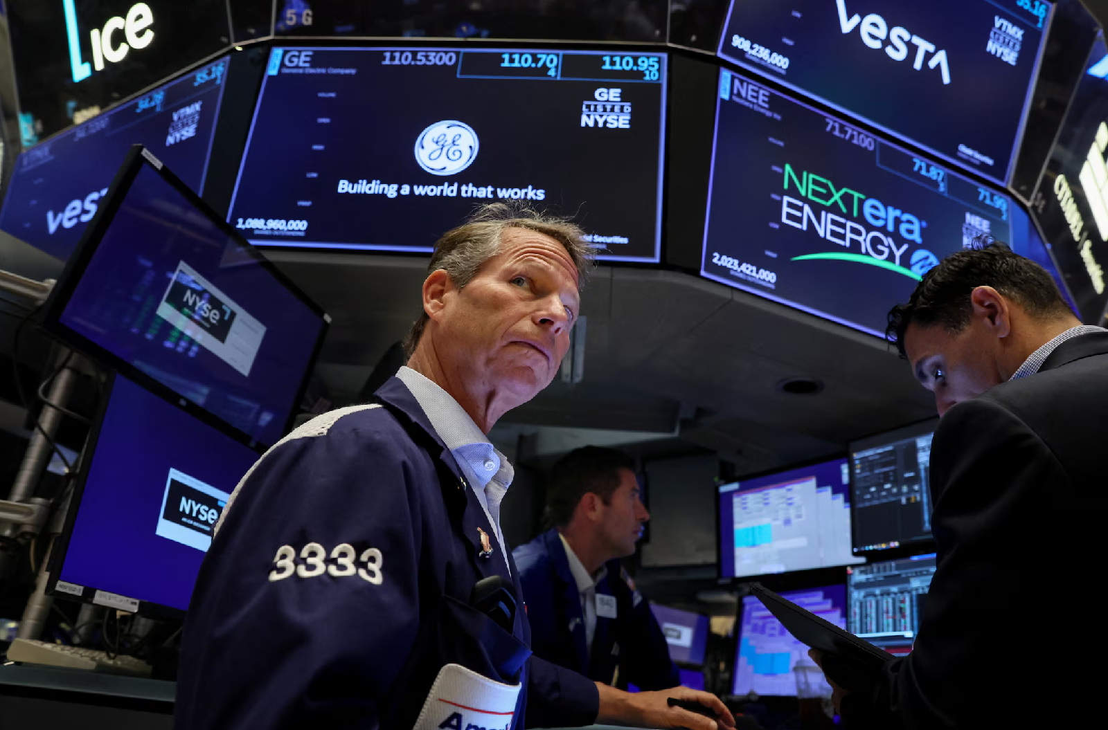 أسهم الرقائق والذكاء الاصطناعي تدفع S&P 500 وناسداك لقمم قياسية