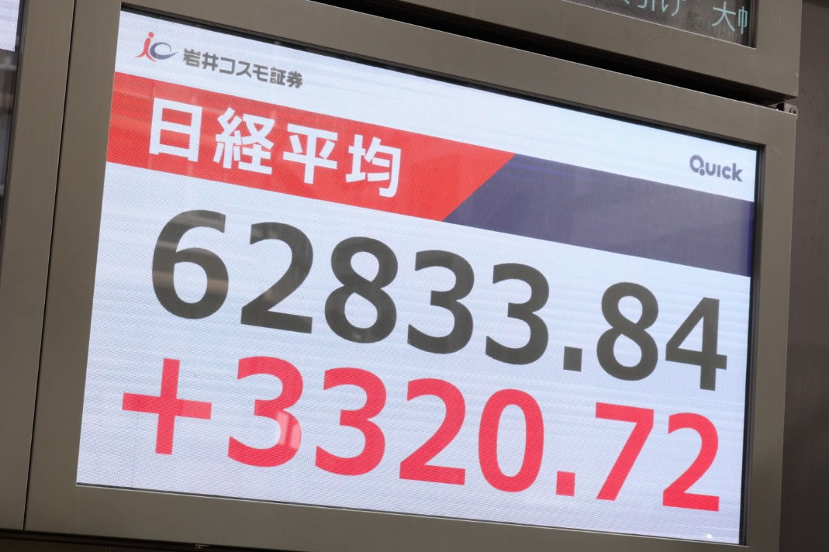 Japan Chip Stocks Surge as Nikkei Hits High, Then Turns Lower